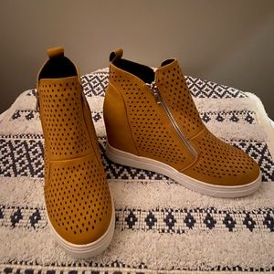 NWOT wedge bootie Eur sz.40